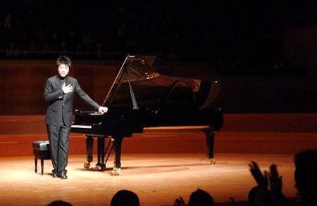 郑恺：从综艺“吃瓜君”到公益暖男的多面人生