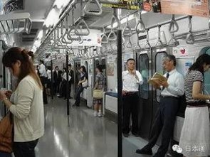 周杰伦与赵丽颖:摔断腿背后的坚韧与成长轨迹